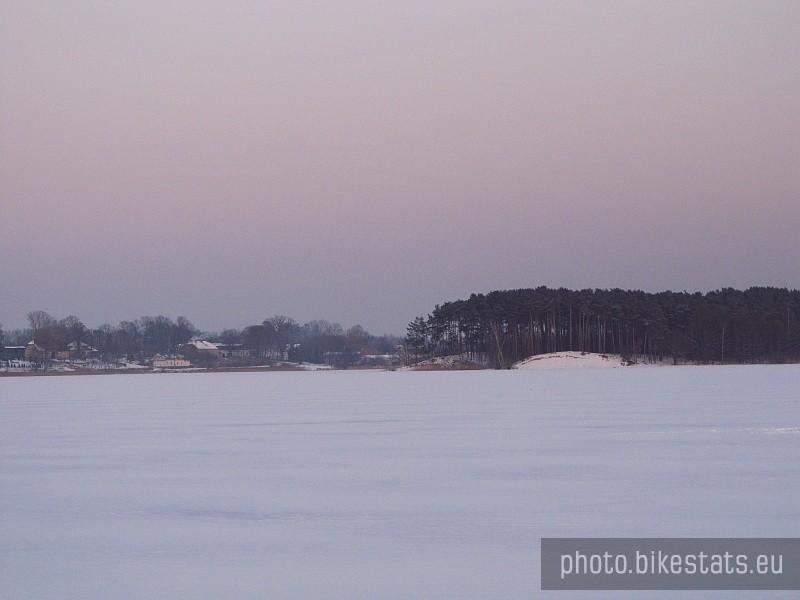 widok na wspomnianą skarpę z 1 zdjęcia