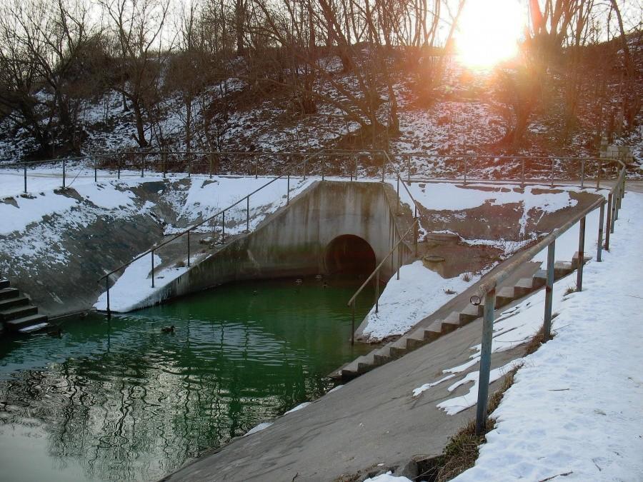 Kolektor ursynowski z zieloną wodą
