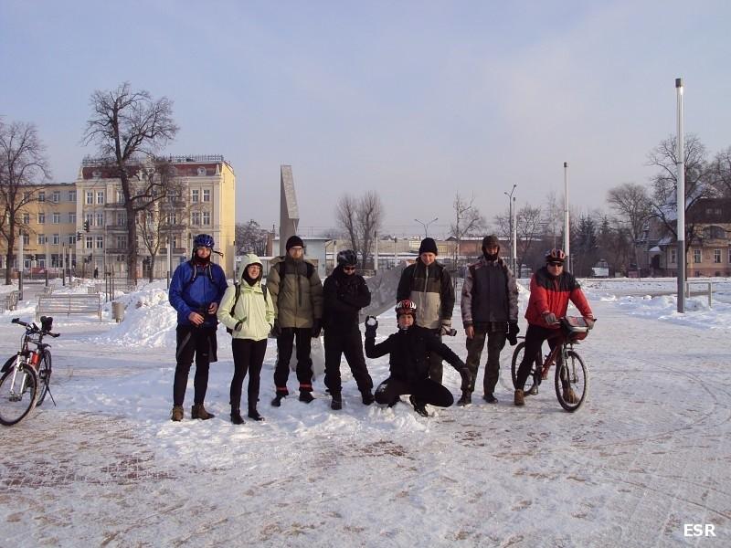 Pamiątkowa fotka na Placu Dworcowym w Ebowie