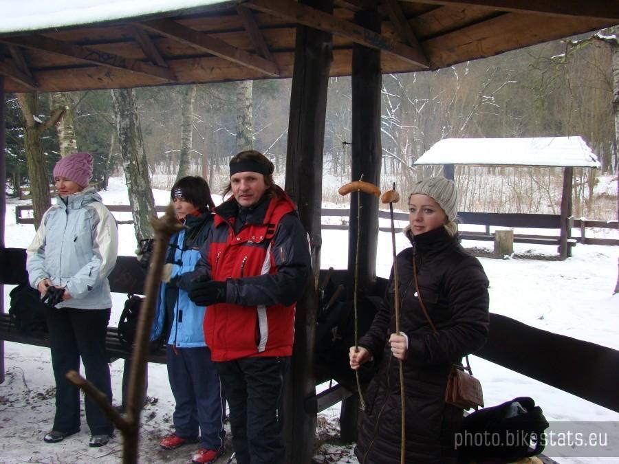 Kiełbasy gotowe , jeszcze tylko niech ogień się dobrze rozpali.