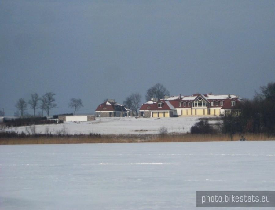 Niezła hacjenda w Jerzykowie nad Jeziorem Kowalskim.