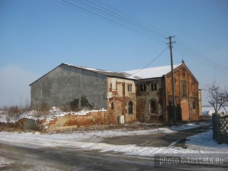 Jerzyn - stary budynek gospodarczy.