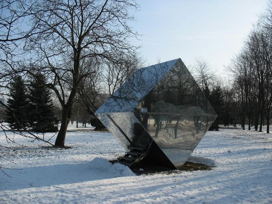 Park Bródnowski - rzeźba pod kłódką