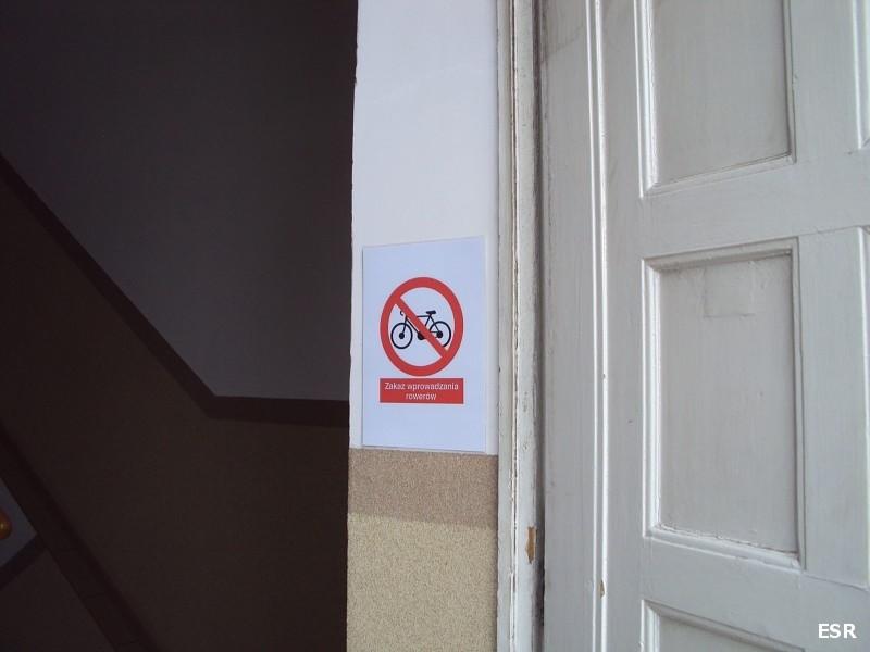 Wejście boczne do poważnego ebowego urzędu.