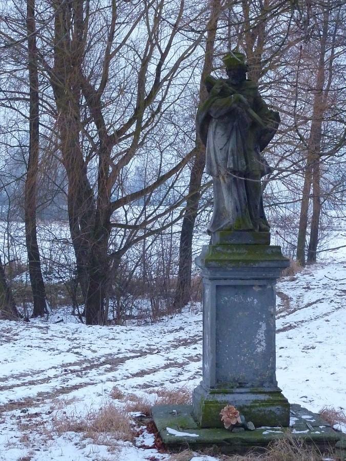Figura Jana Nepomucena w Cholewach