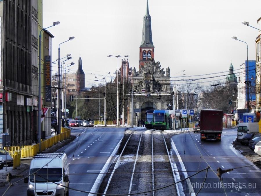Widok z kładki nad ul. Wyszyńskiego w kierunku na Bramę Portową.