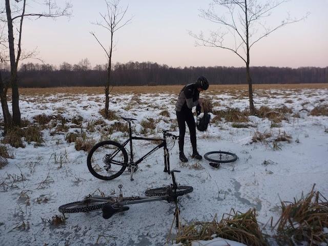 Radkowi udało się złapać gumę na lodzie