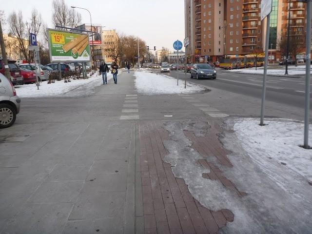 Robotnik odśnieża tak jak mu podpowiada logika...