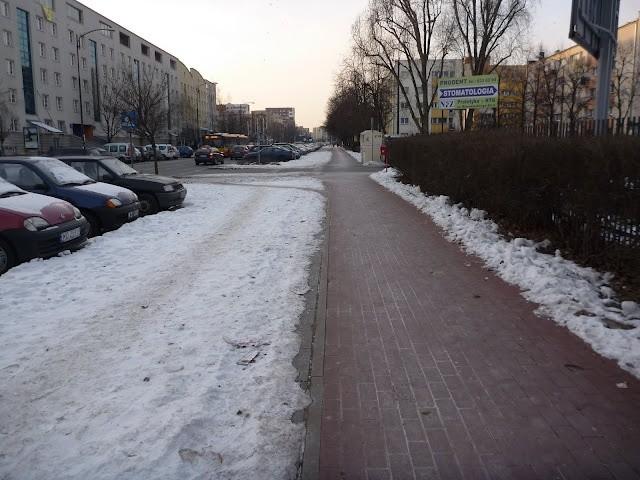 ...czyli cały czas prosto, bez zbędnych esów folresów i w logicznym układzie. Jezdnia, ścieżka, chodnik