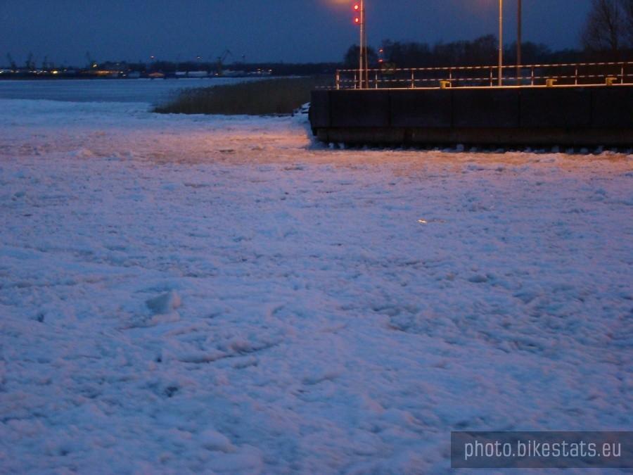 Lodu i sniegu tyle że promy miały kłopot nie tylko z odpłynięciem ale i z przybijaniem do brzegu.