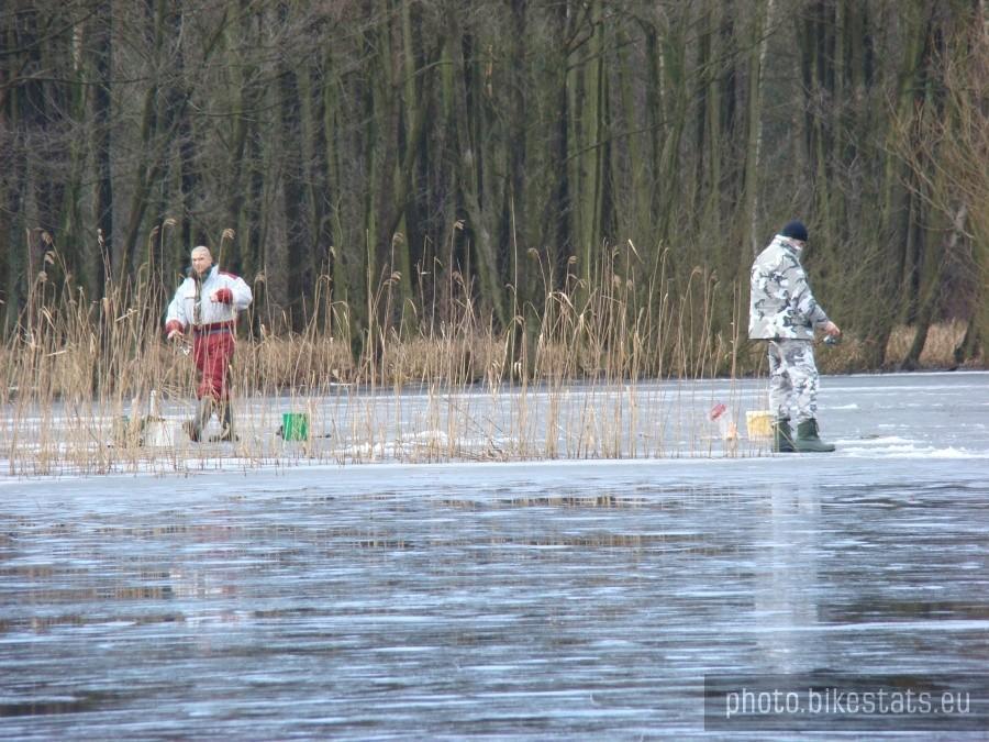 Lód topnieje na potęgę a wędkarze ...mają to w nosie.