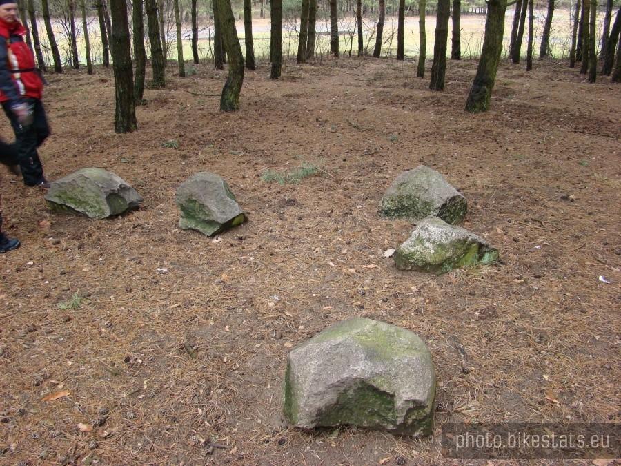 Kamienny krąg , no może nie krąg ale kamienie są.