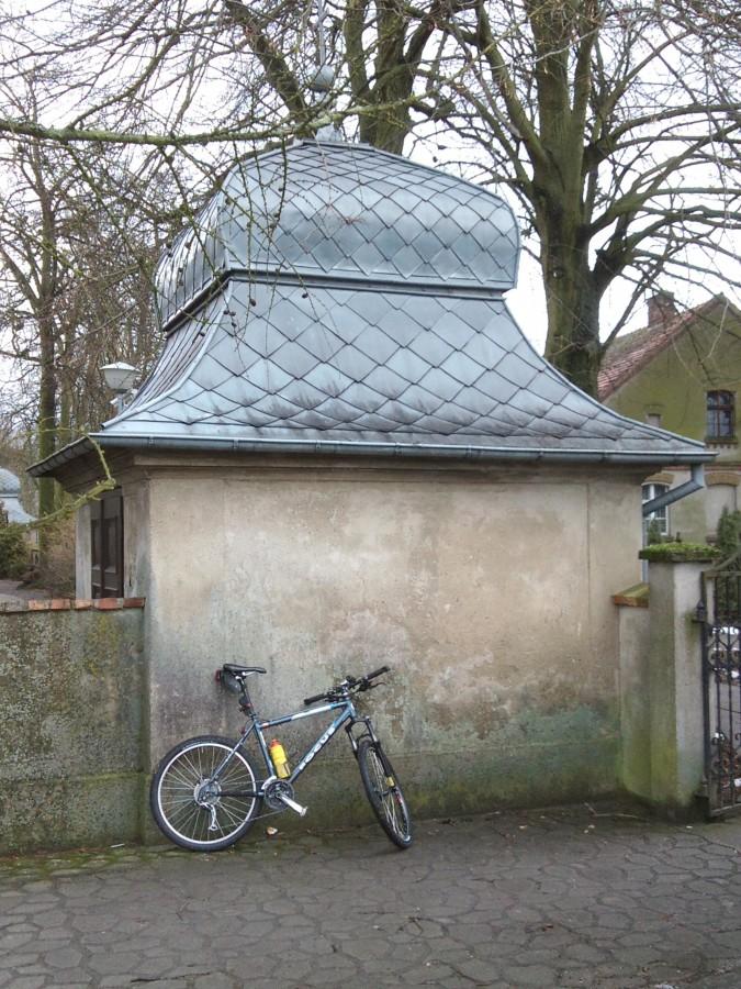 przykościlne zabudowania,może kostnica ?