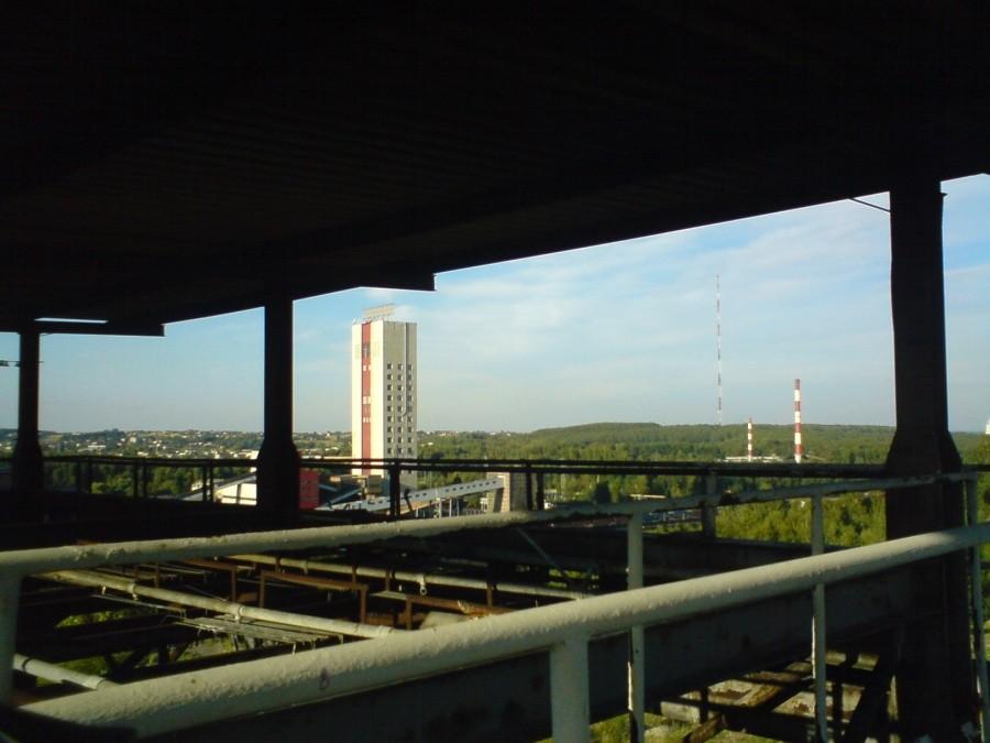 Widok ze starej konstrukcji na szyb