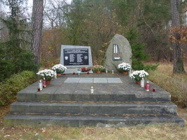 Obelisk poświęcony zamordowanym przez hitlerowców pracownikom lasów państwowych