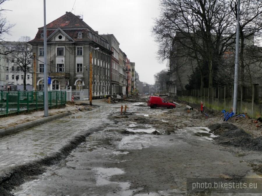 Przygnębiający widok na ulicę Niemierzyńską - 22 lutego 12 r.