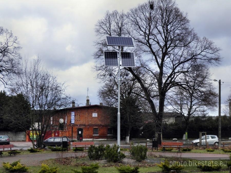 Ekologiczna lampa na baterie słoneczne w centrum Wołczkowa.