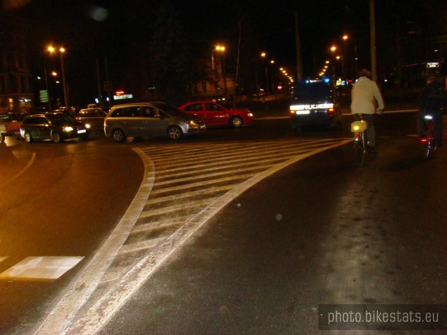 Szczecińska masa krytyczna - my jedziemy, auta stoją.