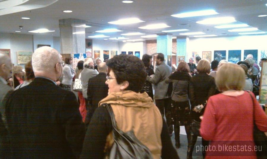 Wernisaż - wystawa prac rowerzystki i "spieszeni " rowerzyści na wystawie