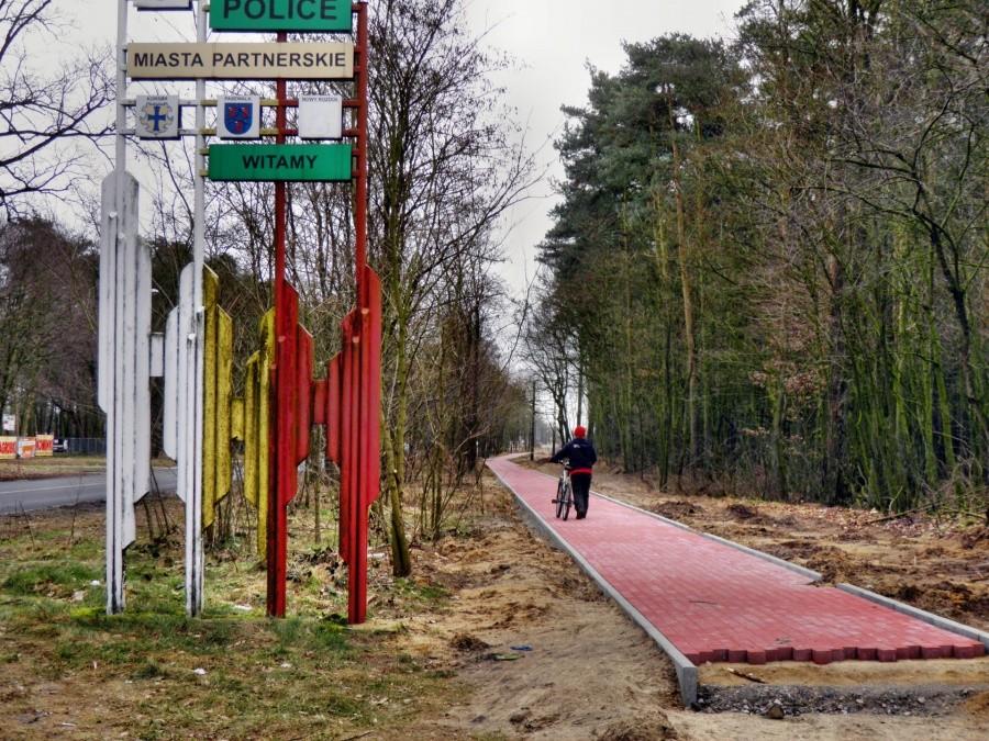 Ścieżka rowerowa na skraju Polic.