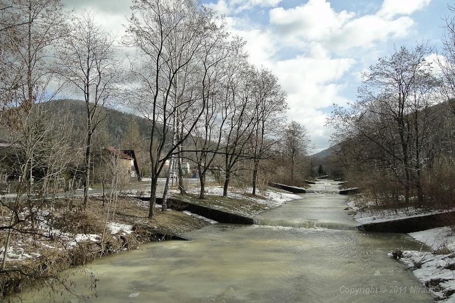 wezbrany strumień