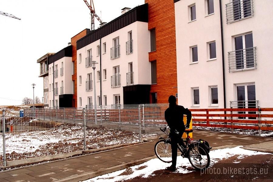 Nowe blokowisko „Solar” wśród domków jednorodzinnych.