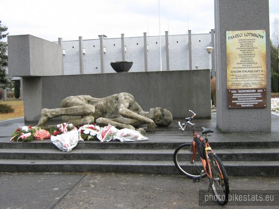 Sugestywny, acz przesadzony pomnik przed muzeum jeńców wojennych Luft III