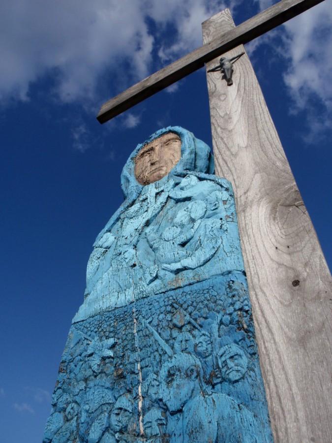 Przydrożna figura Matki Boskiej pod krzyżem