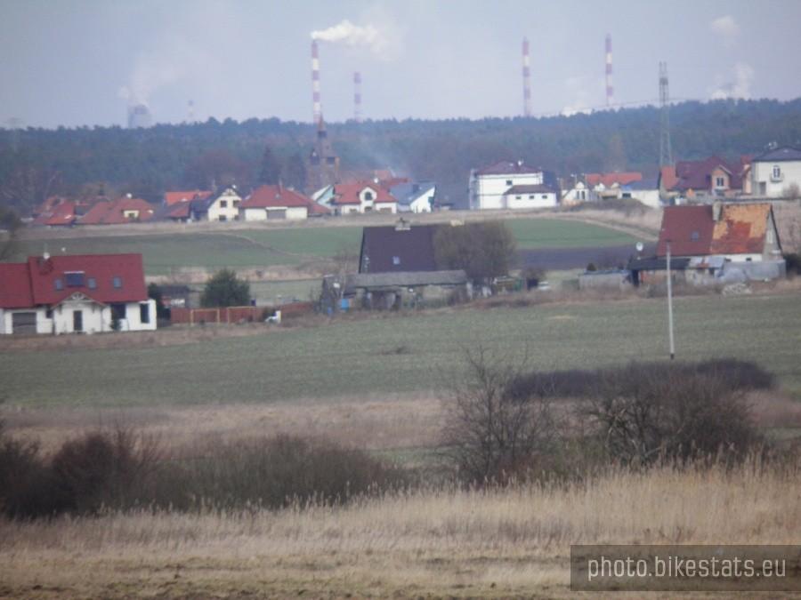 Widok spod miejscowości Wąwelnica w kierunku na kominy Kombinatu Chemicznego w Policach.