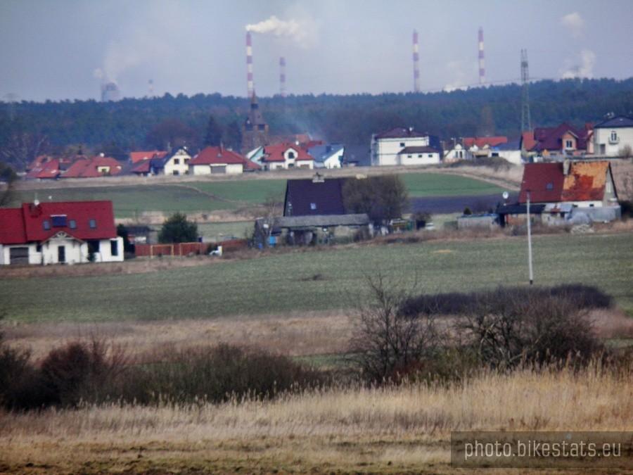 Widok spod miejscowości Dołuje w kierunku na kominy Kombinatu Chemicznego Police.