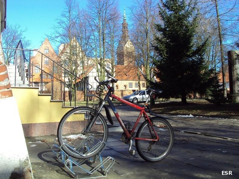 Stojak rowerowy przy Muzeum Elbląskim