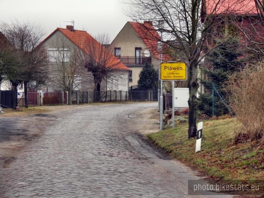 Uliczka dojazdowa do miejscowości Plöwen.