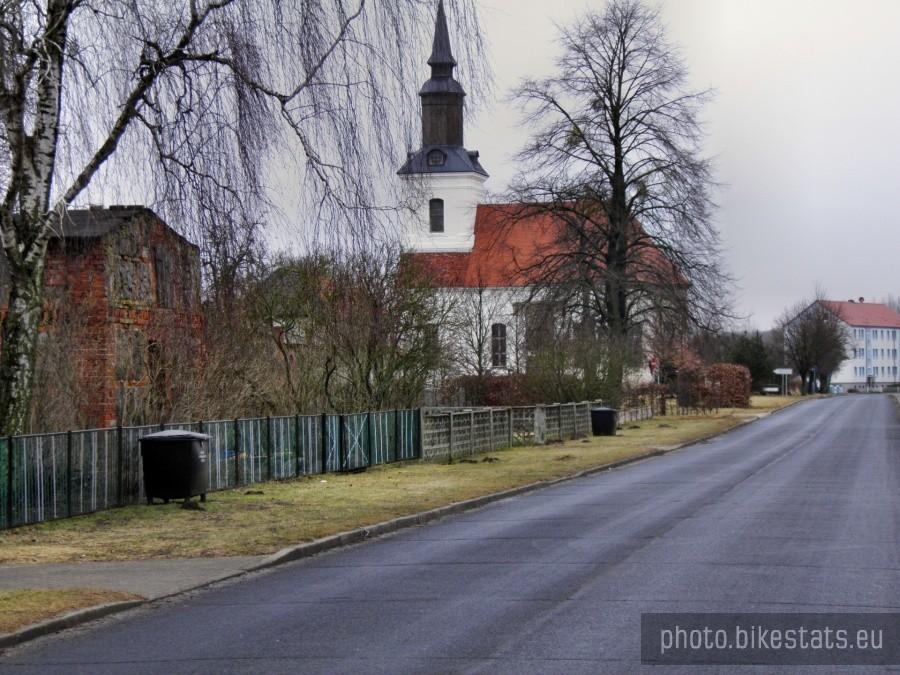 Miejscowość Rothenklempenow i odnowiony kościół.