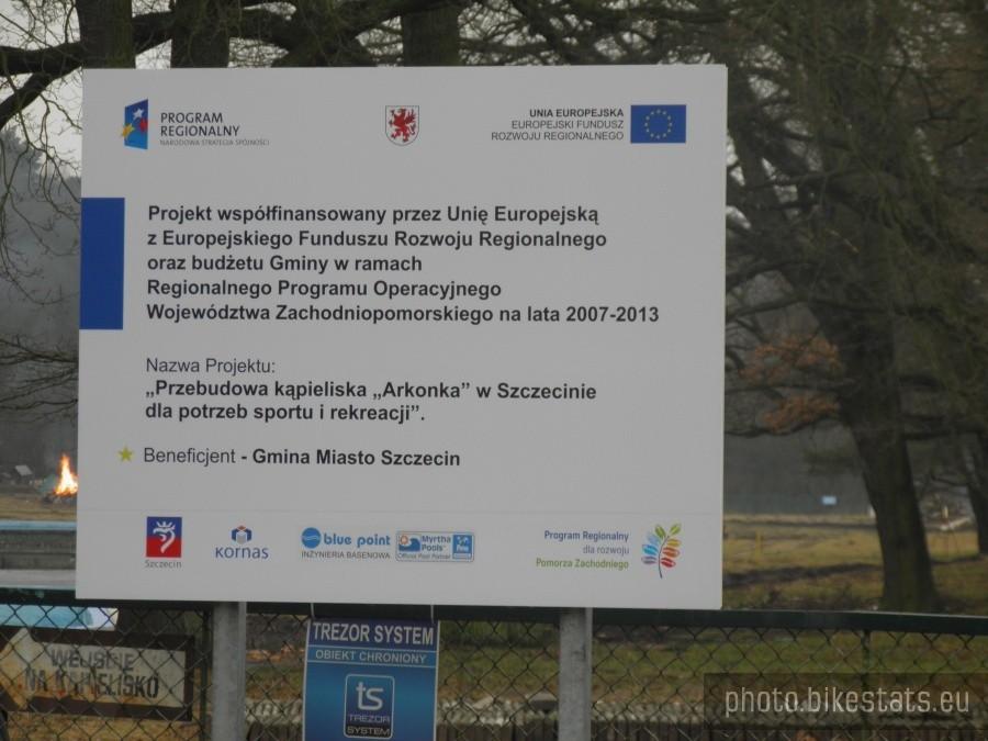 Tablica informacyjna dotycząca przebudowy kąpieliska Arkonka.