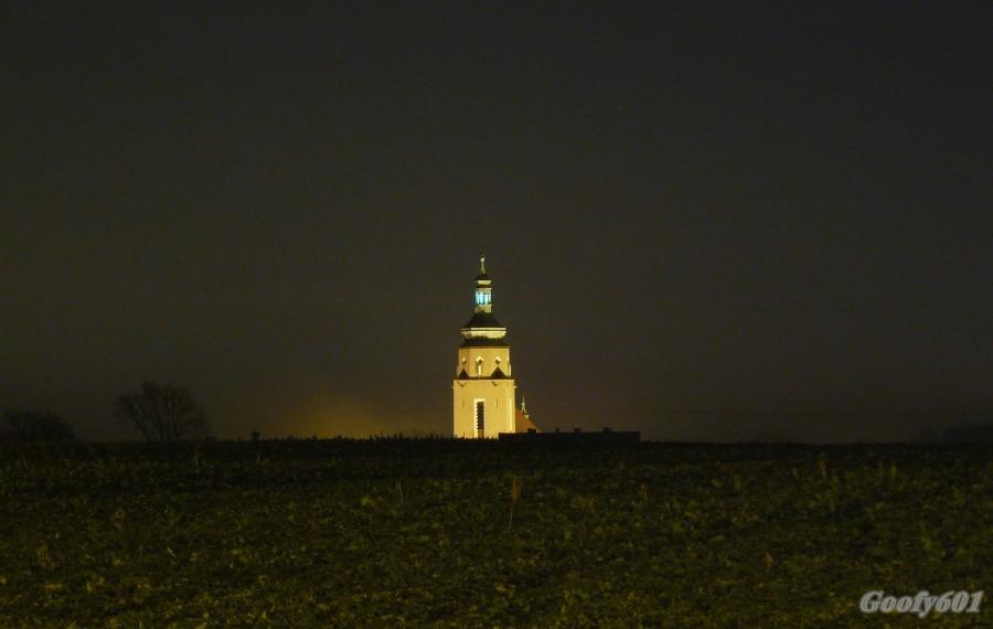 Stolarzowicki kościół nocą.
