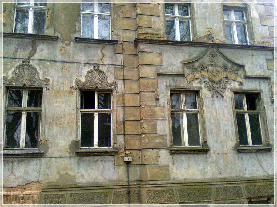 Zabytkowa kamienica przy ul. Konopnickiej i symbol masonów.
