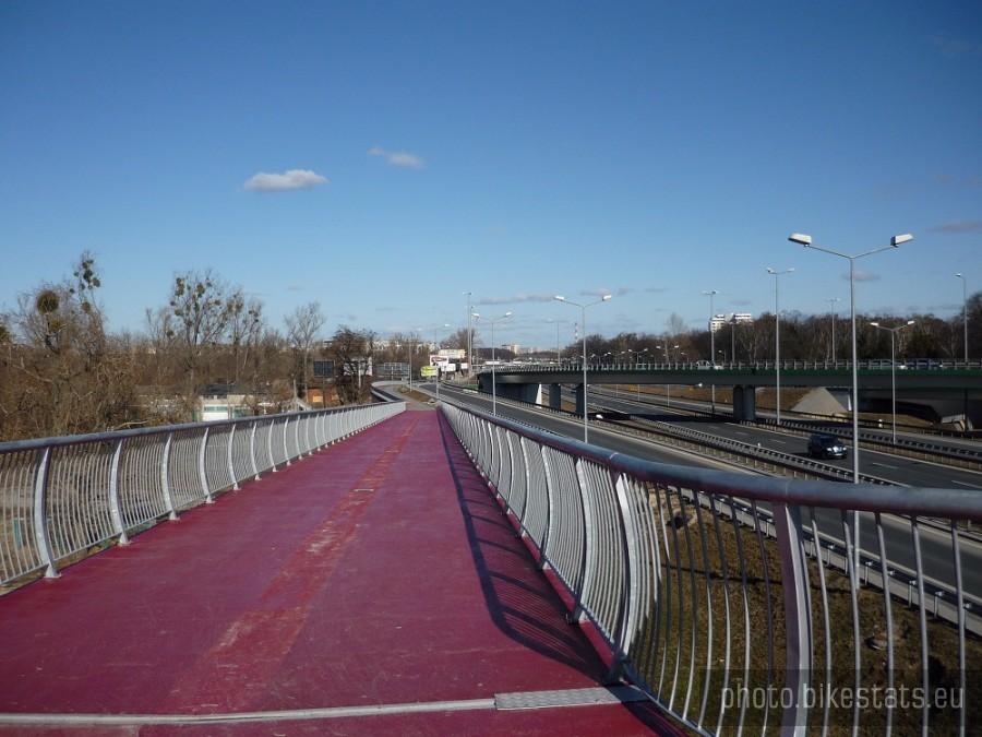 Droga rowerowa (ścieżki są w polu, albo lesie) wzdłuż Al.Prymasa 1000-lecia. Zjazd w kierunku Maczka i Powązkowskiej