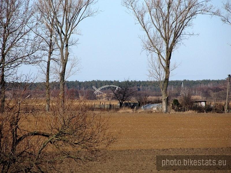 Brama III Tysiąclecia "Ryba" w Imiołkach z oddali