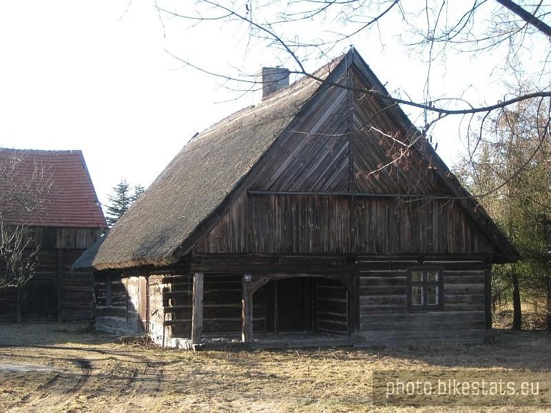 Rybitwy - stara chata podcieniowa z XIX w.