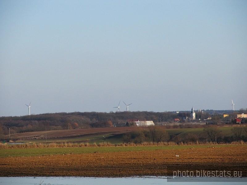 Widok z Promna na odległe elektrownie wiatrowe w Nekli (150m. wys.)