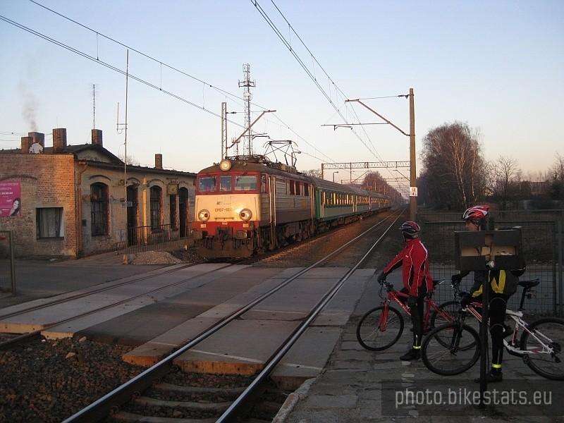 Pospieszny na przejeździe kolejowym w Biskupicach