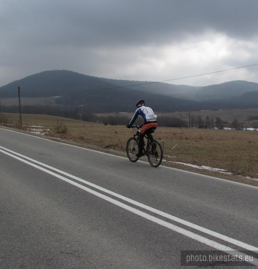 Samotny rider goni grupę