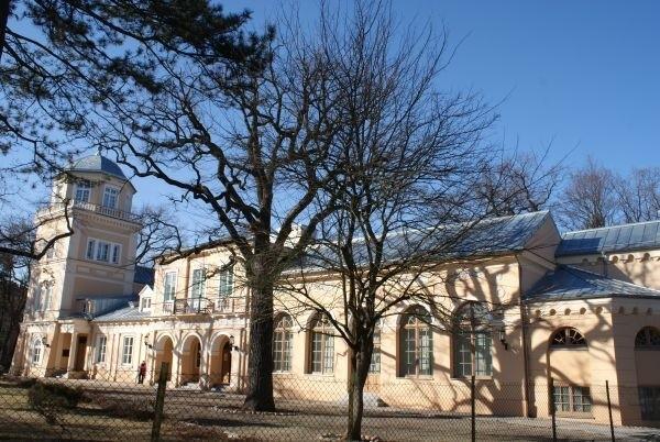 Pałac Ostrowskich, Zbudowany w 1812 roku według projektu Lessla w stylu klasycystycznym.