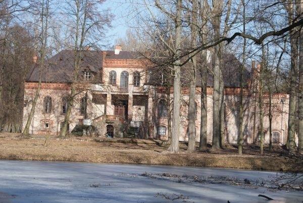 pałac w Ujeździe wzniesiony na XV-wiecznych fundamentach, otoczony jest parkiem krajobrazowym o powierzchni 14 ha
