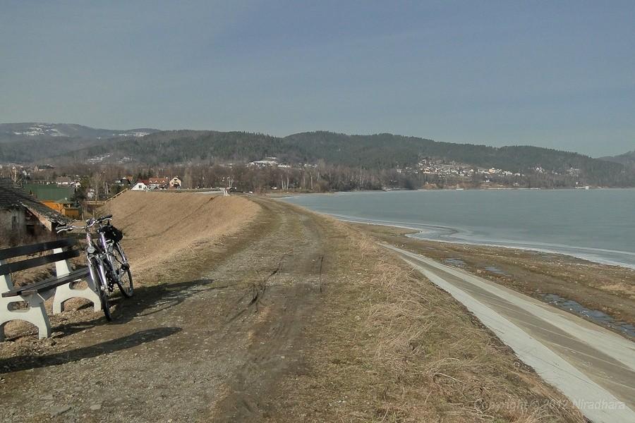 wał nad Jeziorem Żywieckim w Zarzeczu