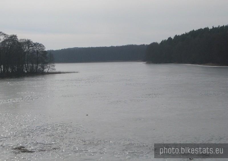 Widok na Jezioro Turostowskie ze skarpy w Turostowie.