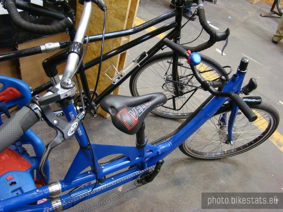 berliner fahrrad schau 2012- tandem , przednie miejsce dla dziecka z tyłu dorosły kieruje rowerem