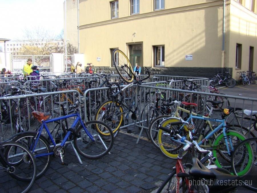 Berliner Fahrad Schau -2012 - parking przed wystawą.