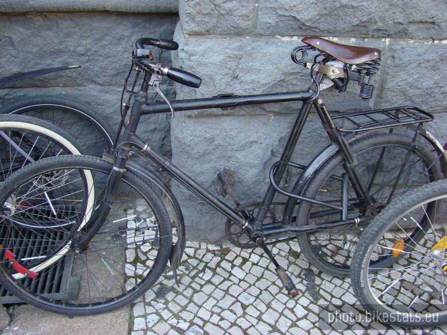 Berliner Fahrad Schau -2012 . Parking rowerowy.