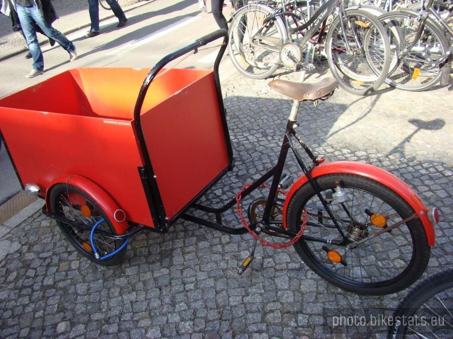 Berliner Fahrad Schau -2012 . Parking . Każde koło ma swój łanciuch ... jako zabezpieczenie.